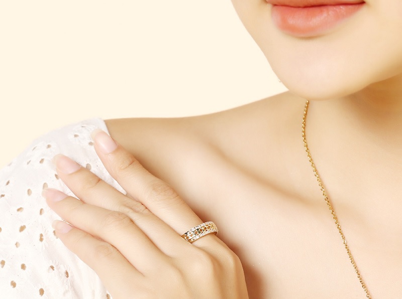 Nhẫn c&oacute; gam m&agrave;u v&agrave;ng trang nh&atilde;